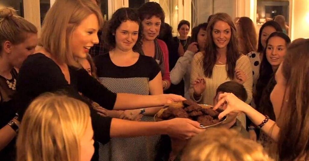 taylor swift sharing food with her fans