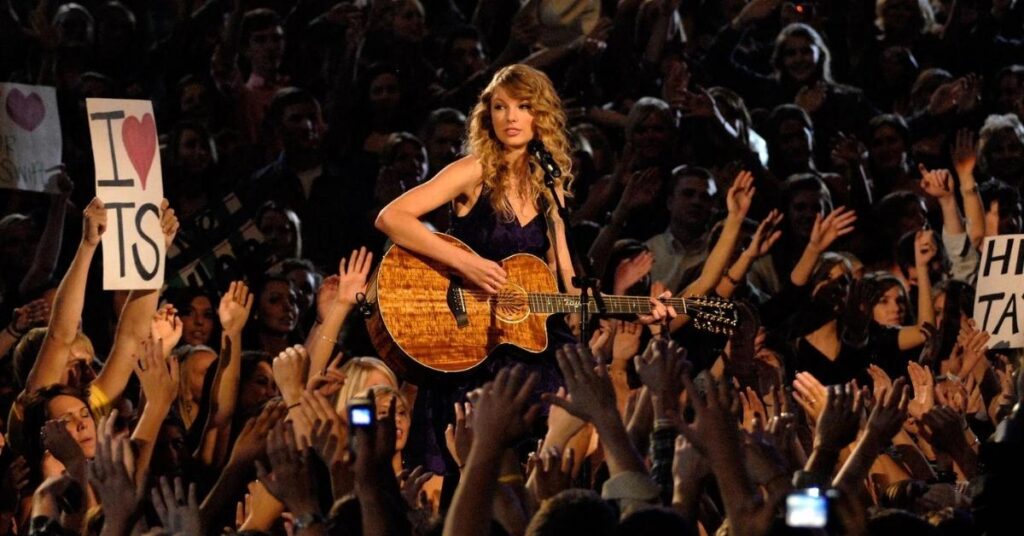 taylor swift playing guitar in concert